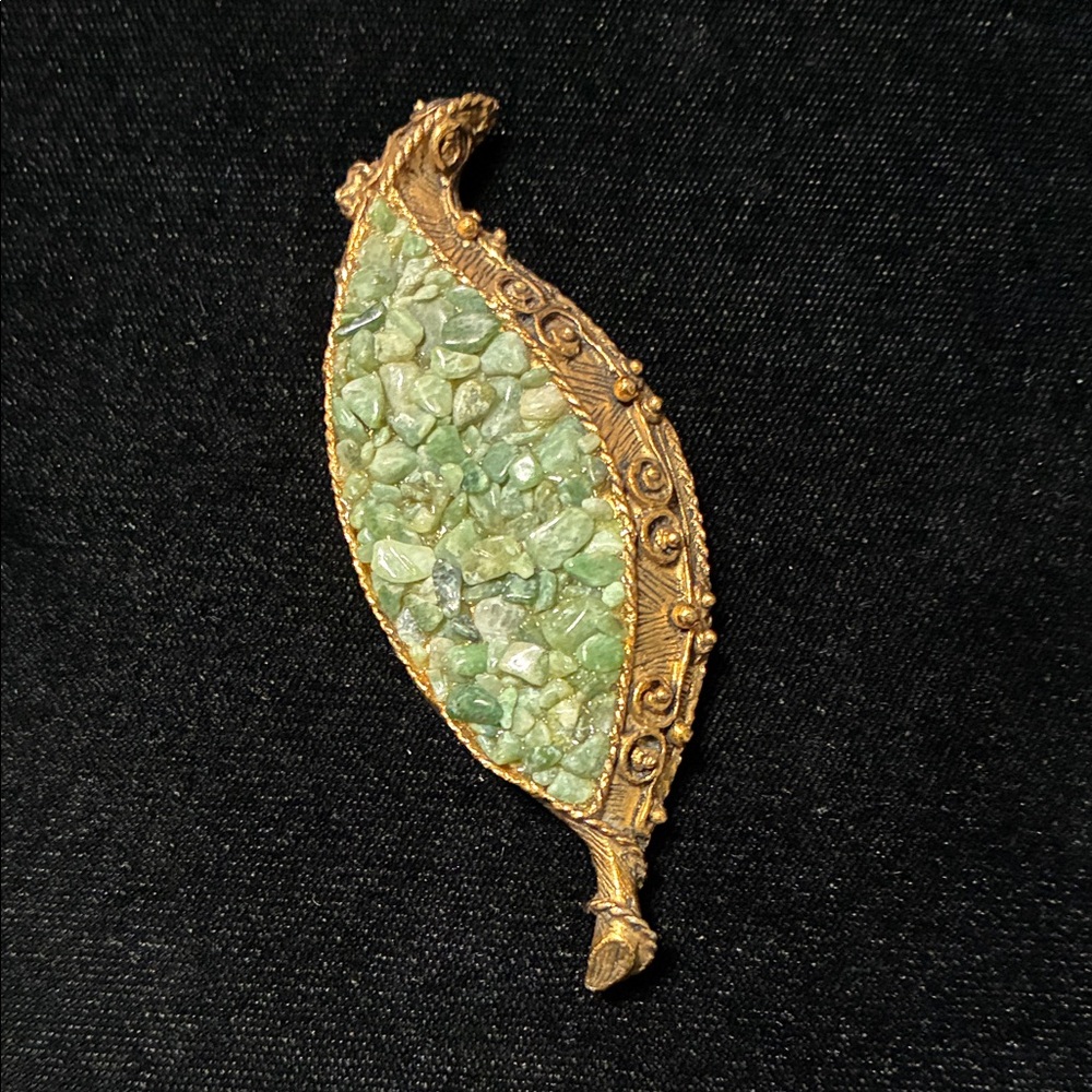 Vintage Gold-Tone Green gemstone chip Leaf Brooch